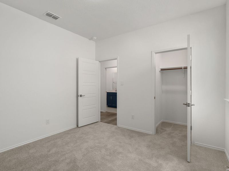 Spacious, unfurnished interior of a new home in Hickory Ridge, San Antonio (Image 36).