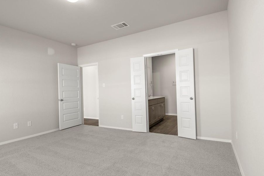 Spacious, unfurnished interior of a new home in Cloverleaf, Austin (Image 24).