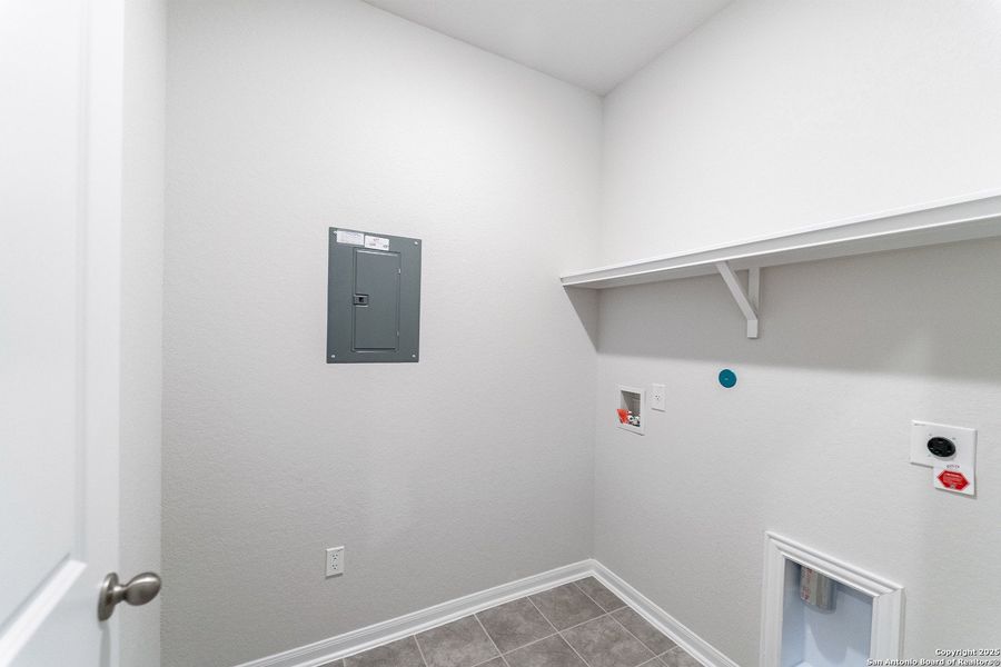 Spacious, unfurnished interior of a new home in Cloud Country, New Braunfels (Image 14).