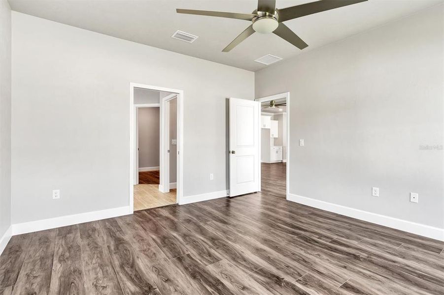Spacious, unfurnished interior of a new home in Grand Oaks, Gainesville (Image 34).