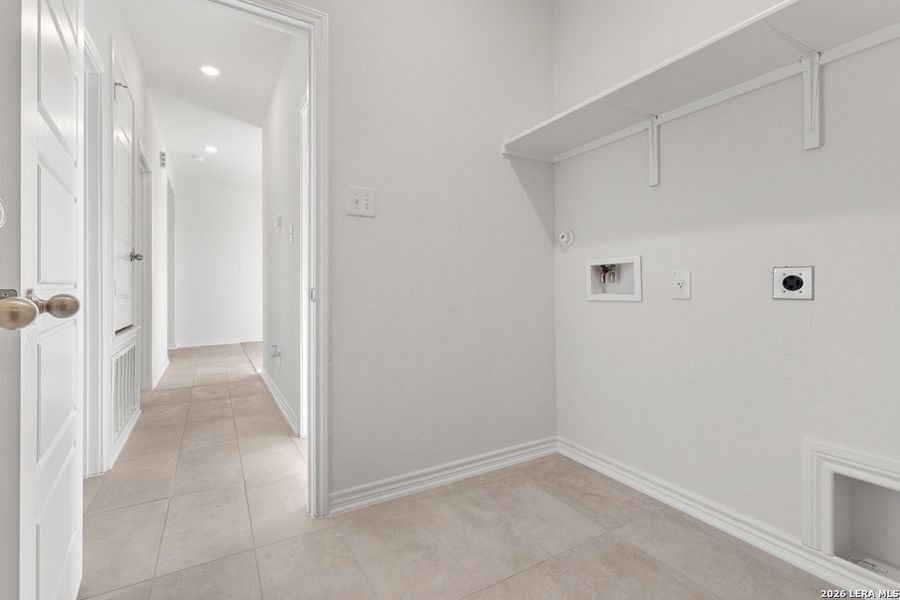 Spacious, unfurnished interior of a new home in Spanish Trails, San Antonio (Image 29). Spacious, unfurnished interior of a new home in Spanish Trails, San Antonio (Image 29).