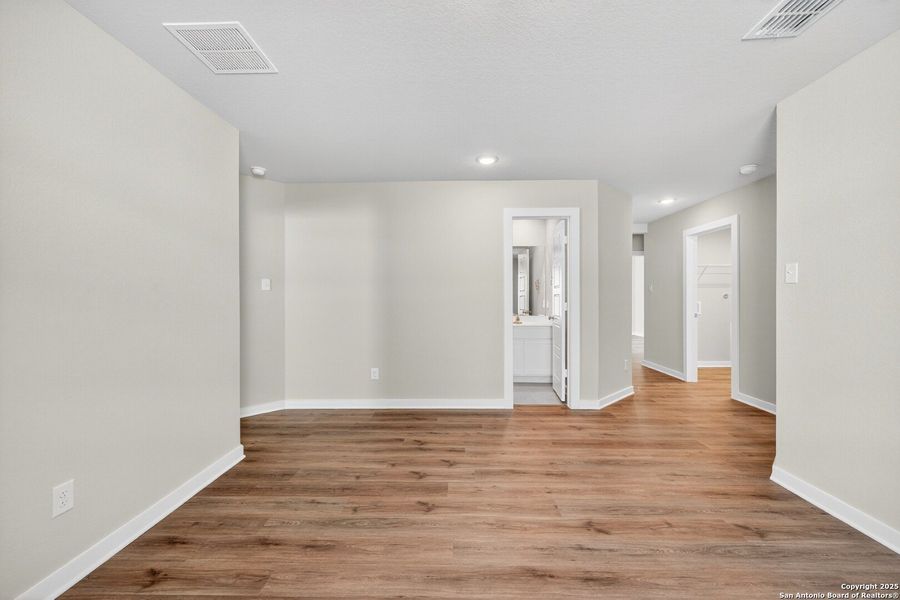 Spacious, unfurnished interior of a new home in Winding Brook, San Antonio (Image 12).
