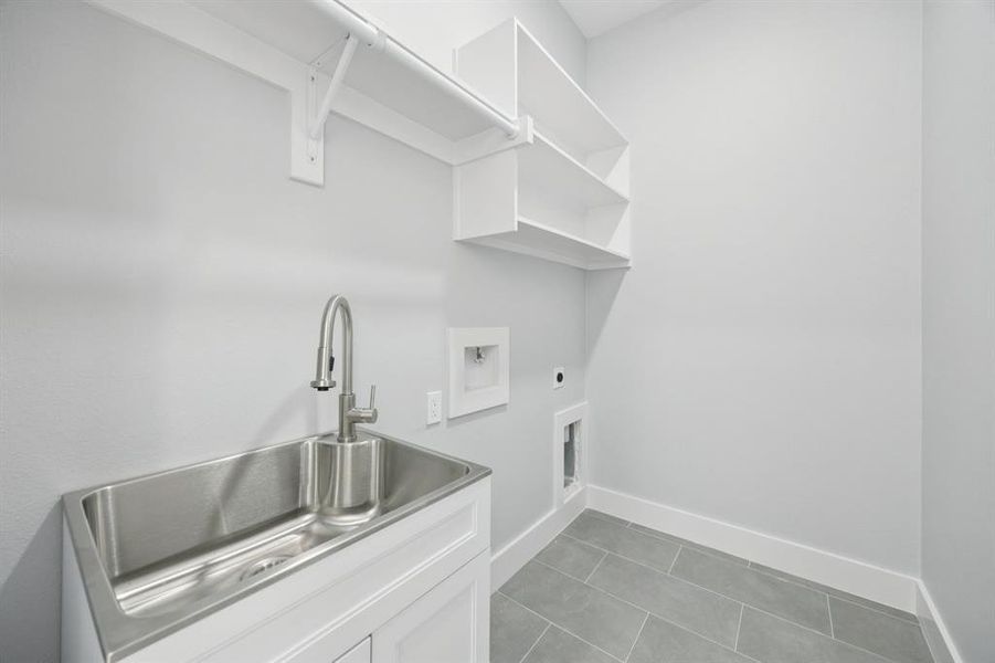 Furnished interior view inside a new home in , Cedar Hill (Image 7).