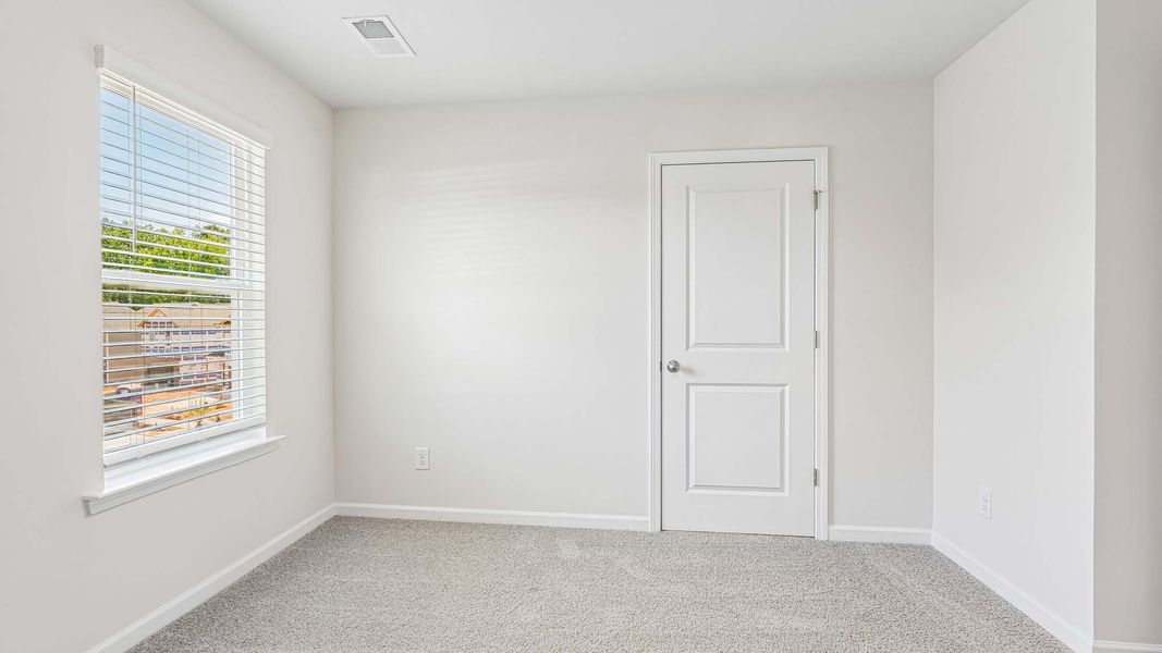 Spacious, unfurnished interior of a new home in Fergus Crossing, York (Image 24).