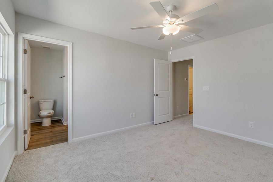 Spacious, unfurnished interior of a new home in Astoria, Columbia (Image 23).