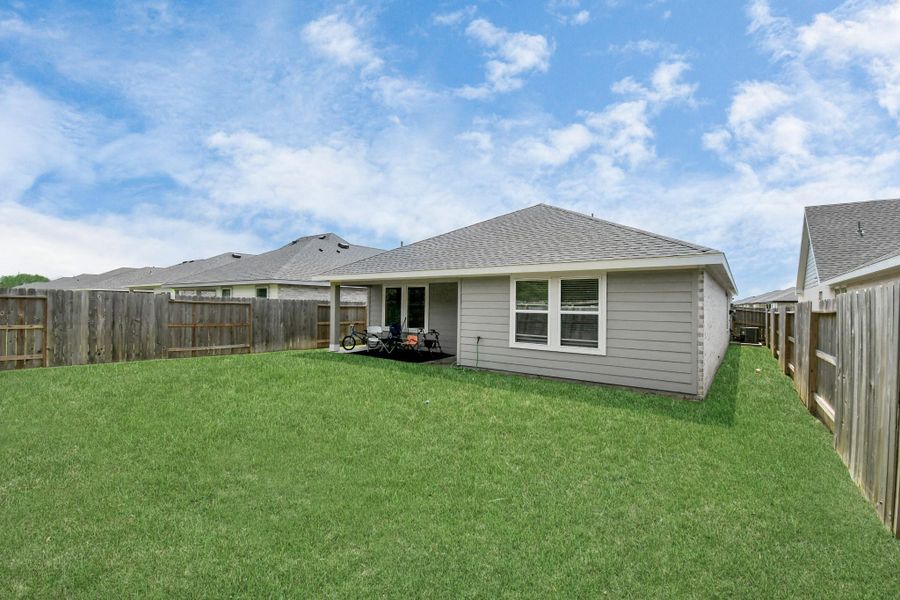 Exterior details and patio area of a home in Post Oak Pointe, Fresno (Image 21).