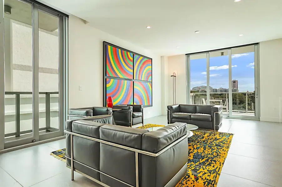 LARGE LIVING SPACE LARGE LIVING SPACE