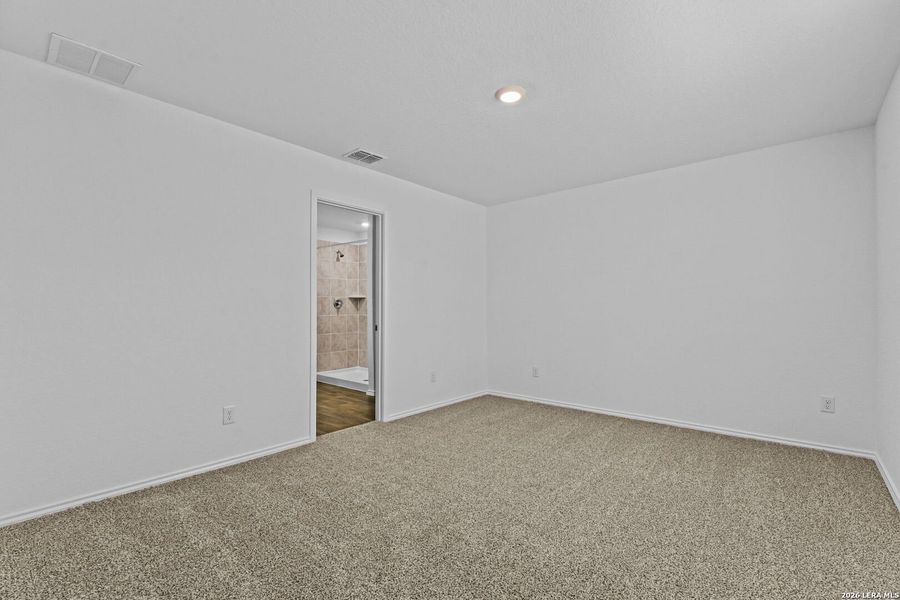 Spacious, unfurnished interior of a new home in Applewood, San Antonio (Image 11).