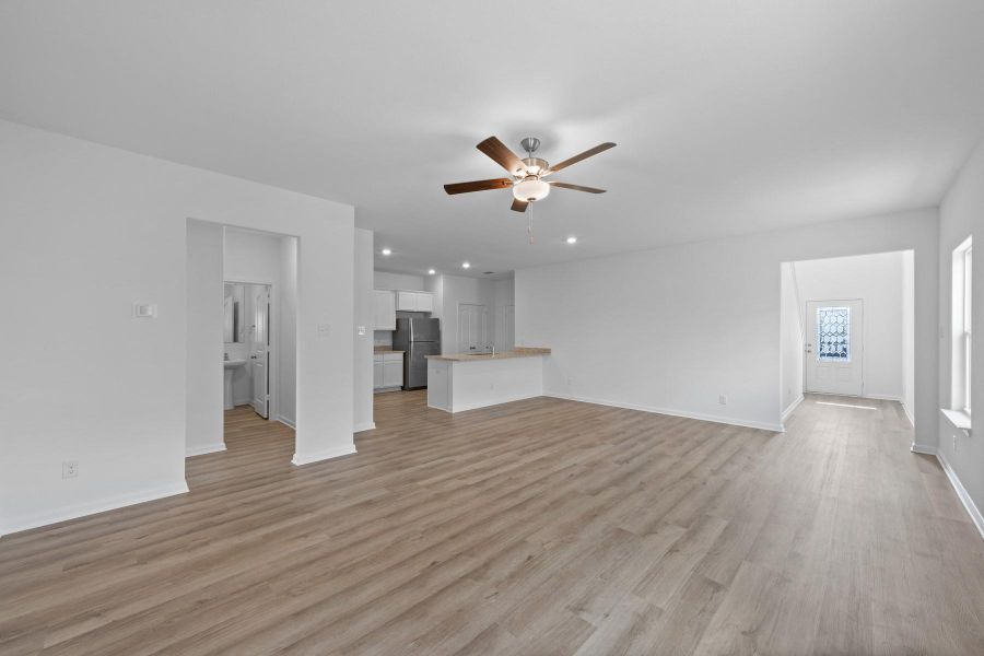 Spacious, unfurnished interior of a new home in , Maxwell (Image 10).