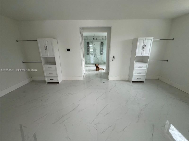 Spacious, unfurnished interior of a new home in , Pinecrest (Image 8).