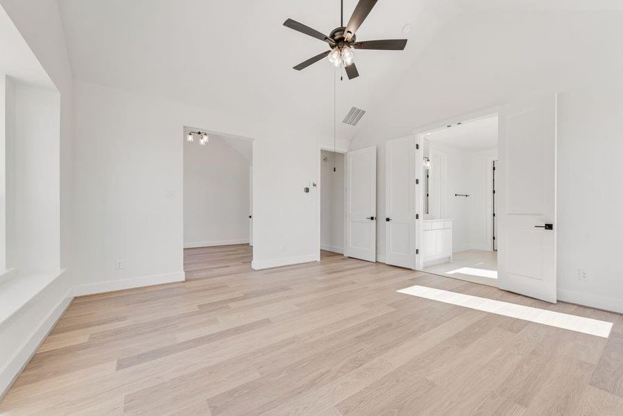 Spacious, unfurnished interior of a new home in Heath Golf & Yacht Club, Heath (Image 28).