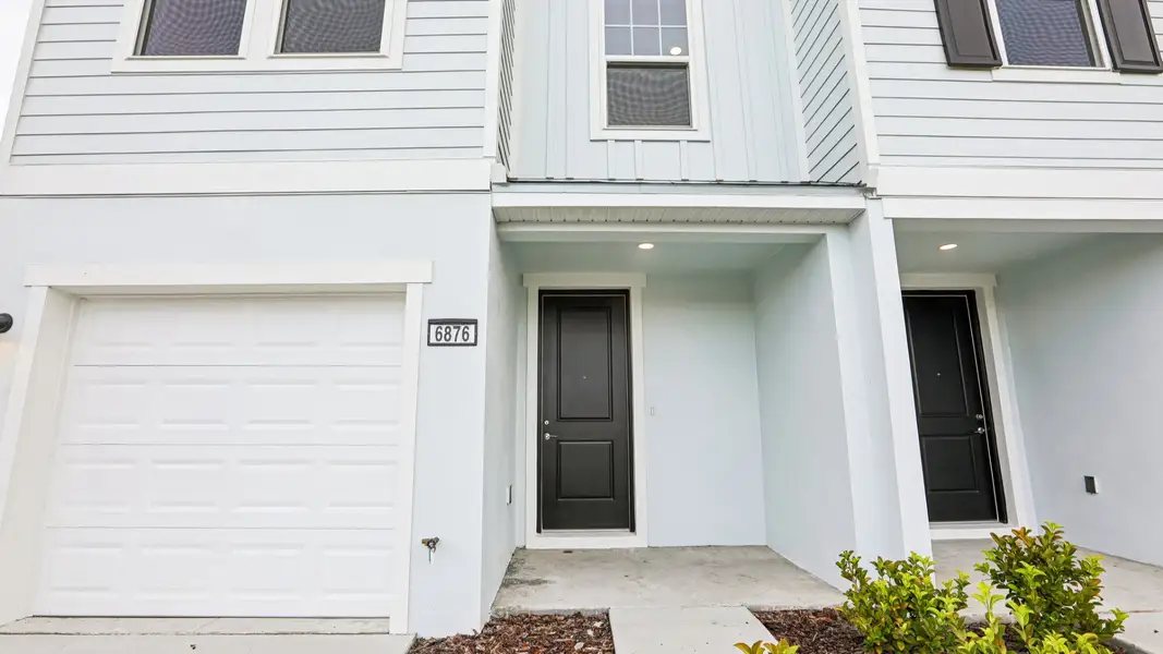 Exterior details and patio area of a home in Twin Oaks, Zephyrhills (Image 3).