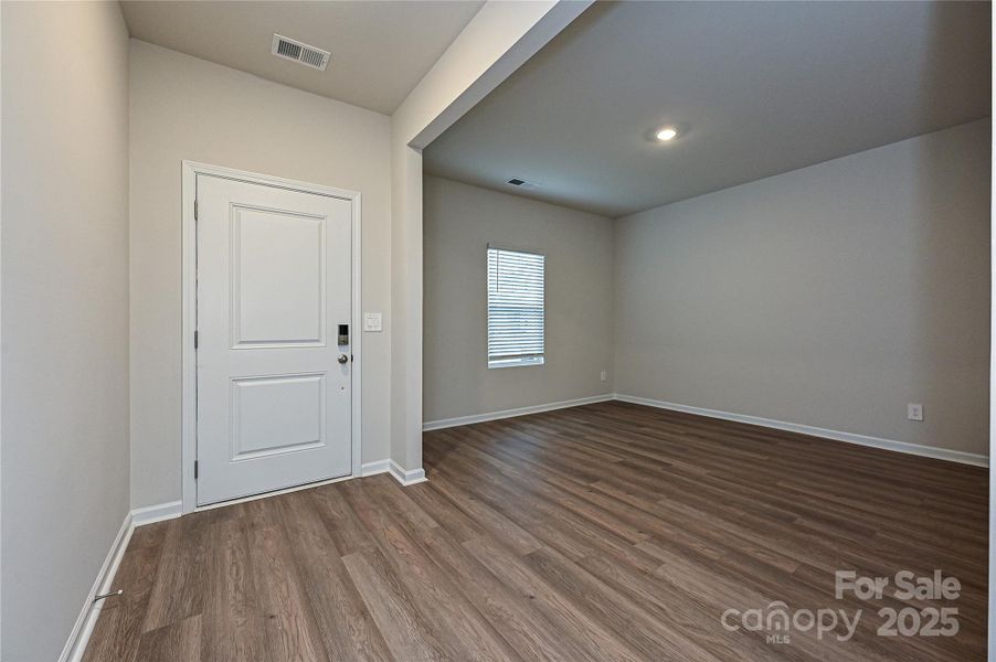 Spacious, unfurnished interior of a new home in Buffalo Ridge, Newton (Image 15).
