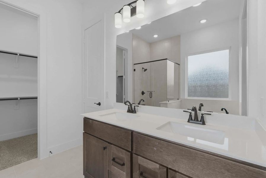 Image 15 representing the Oakmont by Chesmar Homes in Riceland Alley Loads, Mont Belvieu, TX.