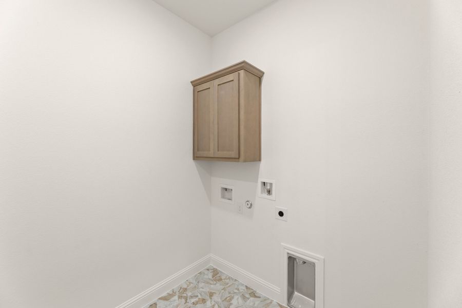 Spacious, unfurnished interior of a new home in Settler's Glen, New Fairview (Image 24).