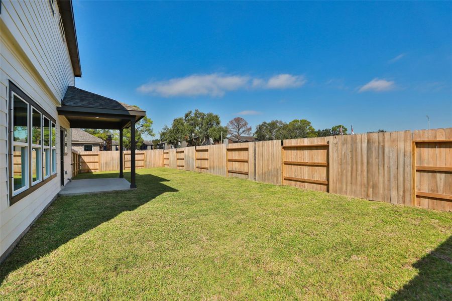 Exterior details and patio area of a home in Ellis Cove, Seabrook (Image 4).