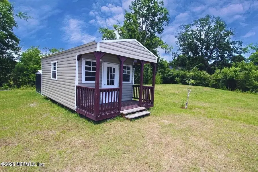 Exterior details and patio area of a home in , Jacksonville (Image 3).