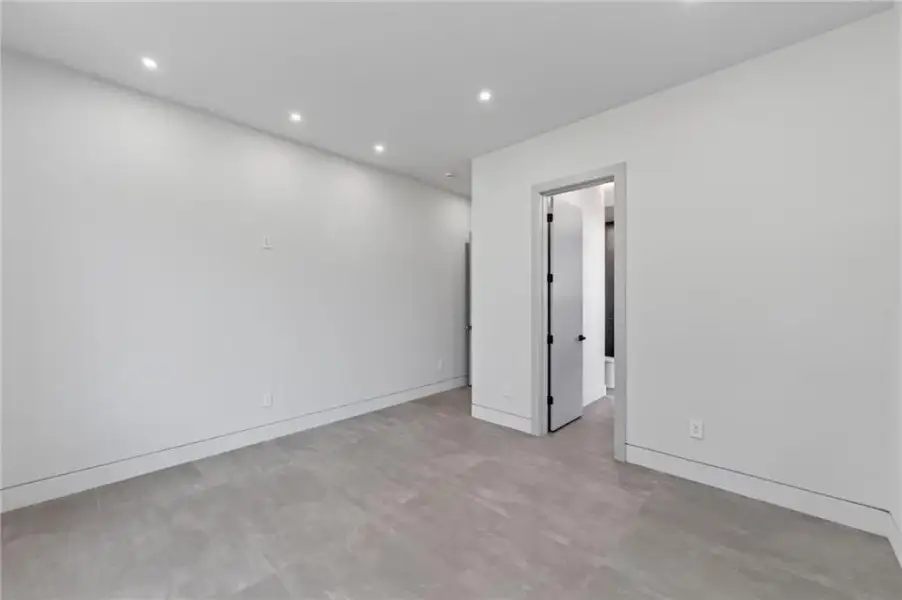 Spacious, unfurnished interior of a new home in , Smyrna (Image 91).