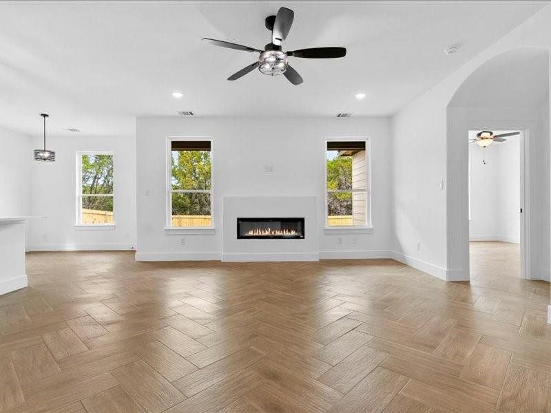 Spacious, unfurnished interior of a new home in , Granbury (Image 18).