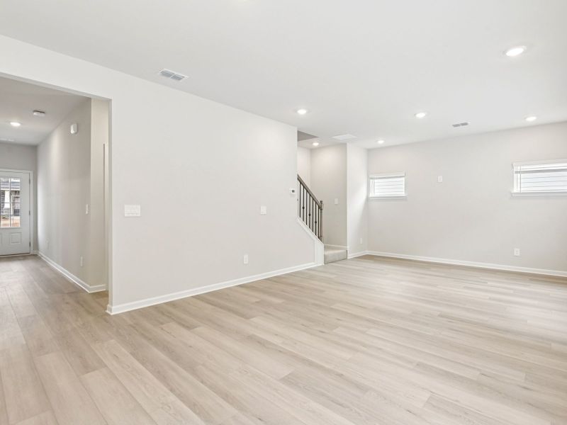 Spacious, unfurnished interior of a new home in Ivey Township, Dallas (Image 18).