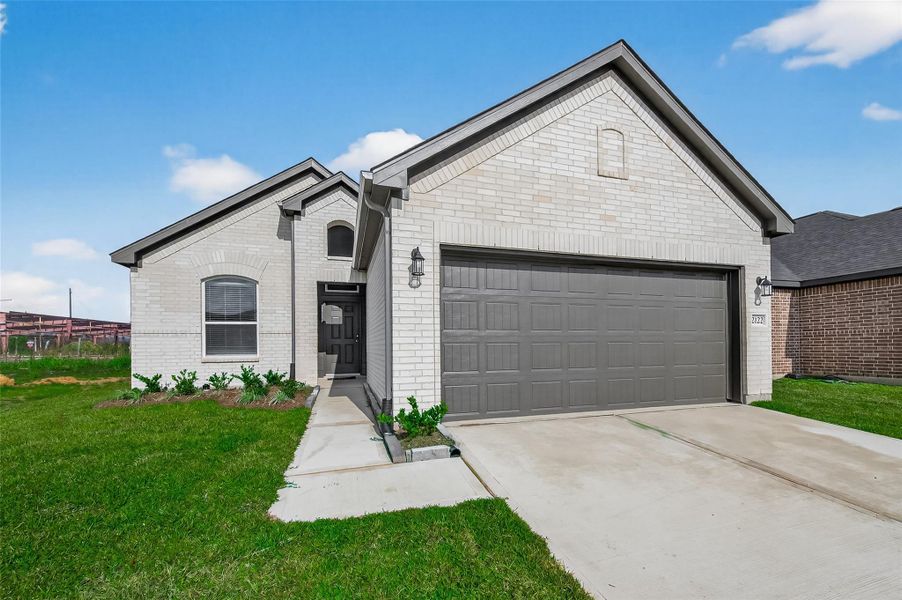 Front exterior of a new home in Rollingbrook Estates, Baytown, TX, highlighting curb appeal (Image 28).
