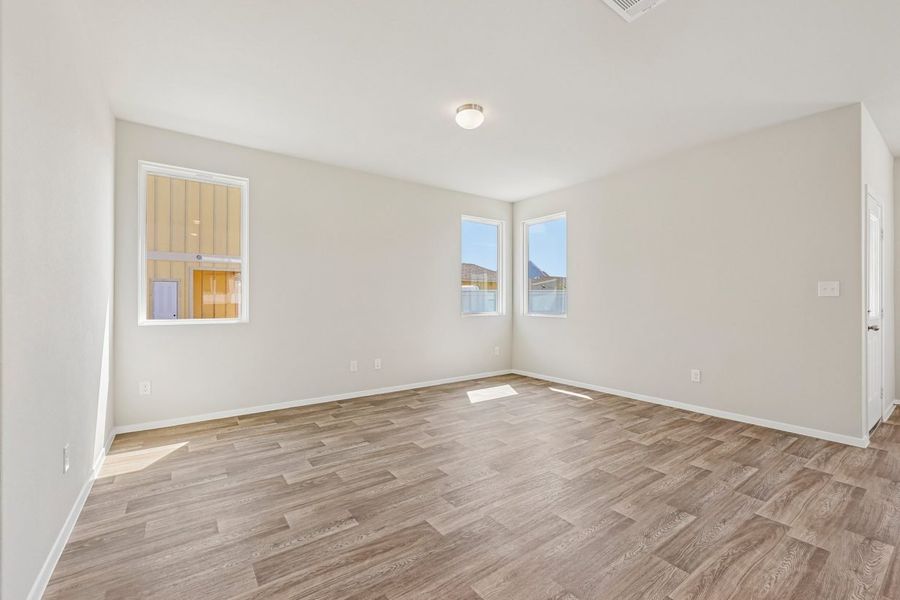 Spacious, unfurnished interior of a new home in Harvest Ridge, Elgin (Image 14).