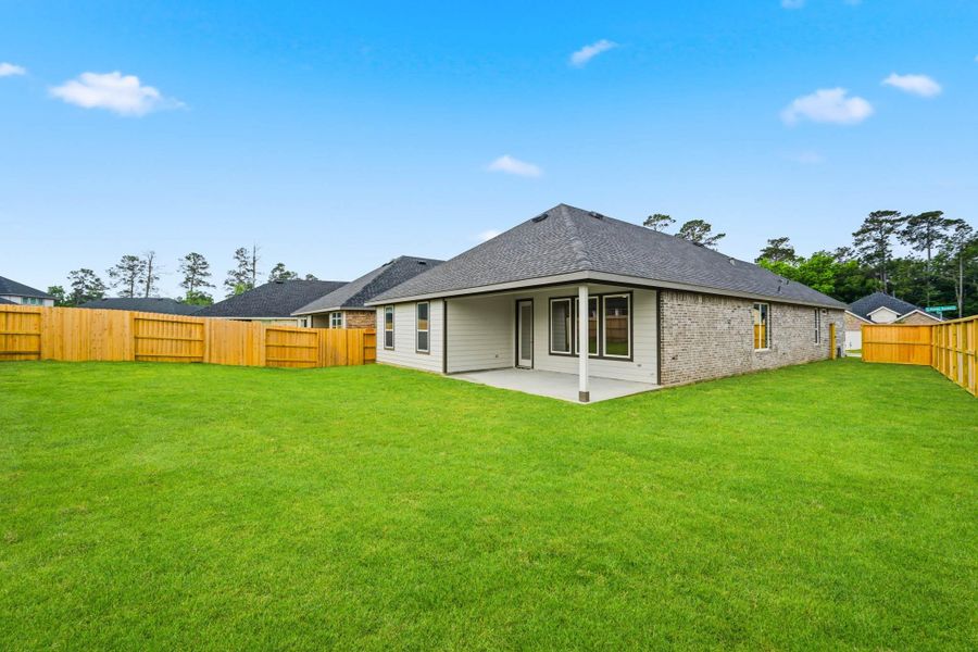 Exterior details and patio area of a home in Hills of Westlake, Conroe (Image 21).