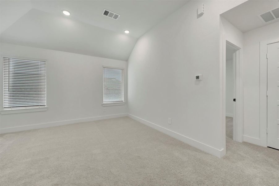 Spacious, unfurnished interior of a new home in Sorella, Tomball (Image 27).