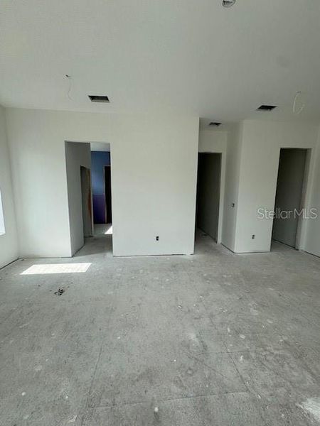 Spacious, unfurnished interior of a new home in , Tampa (Image 8).