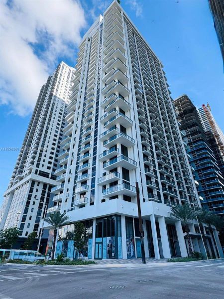 Condo located in Miami, FL showcasing its design and architecture (Image 4). Condo located in Miami, FL showcasing its design and architecture (Image 4).