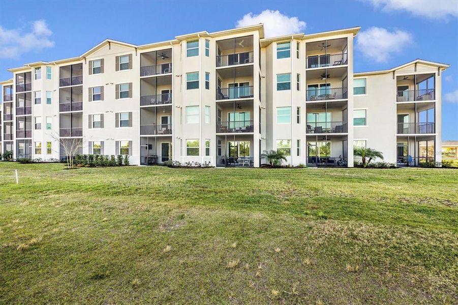 Condo located in Venice, FL showcasing its design and architecture (Image 3).
