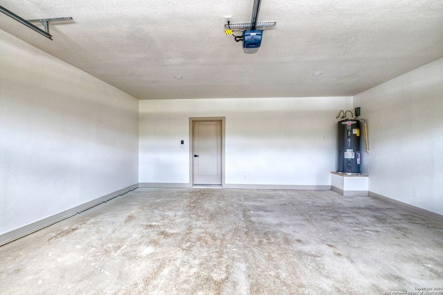 Spacious, unfurnished interior of a new home in , Uvalde (Image 27).