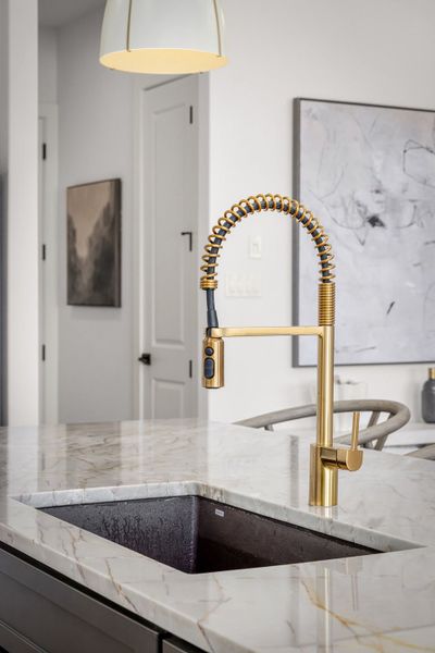 Representative interior finishes for a home built from the Oakmont by Pulte Homes in Santa Rita Ranch, Liberty Hill (Image 11).