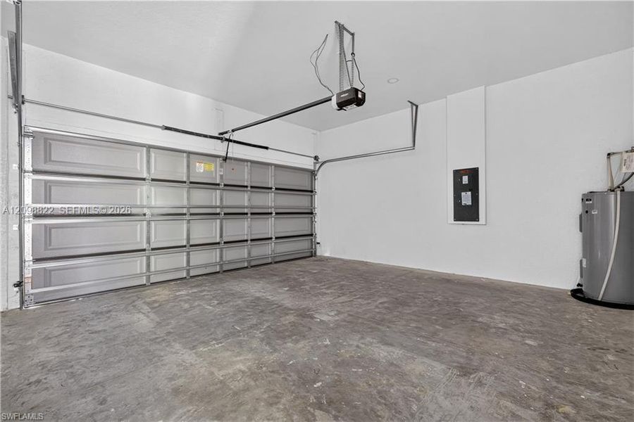 Spacious, unfurnished interior of a new home in , Lehigh Acres (Image 13).