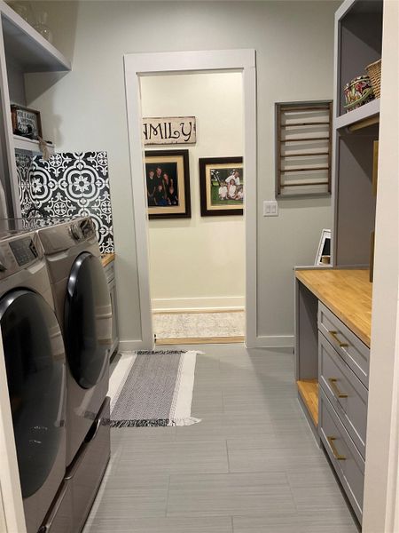 Deep stainless sink in laundry