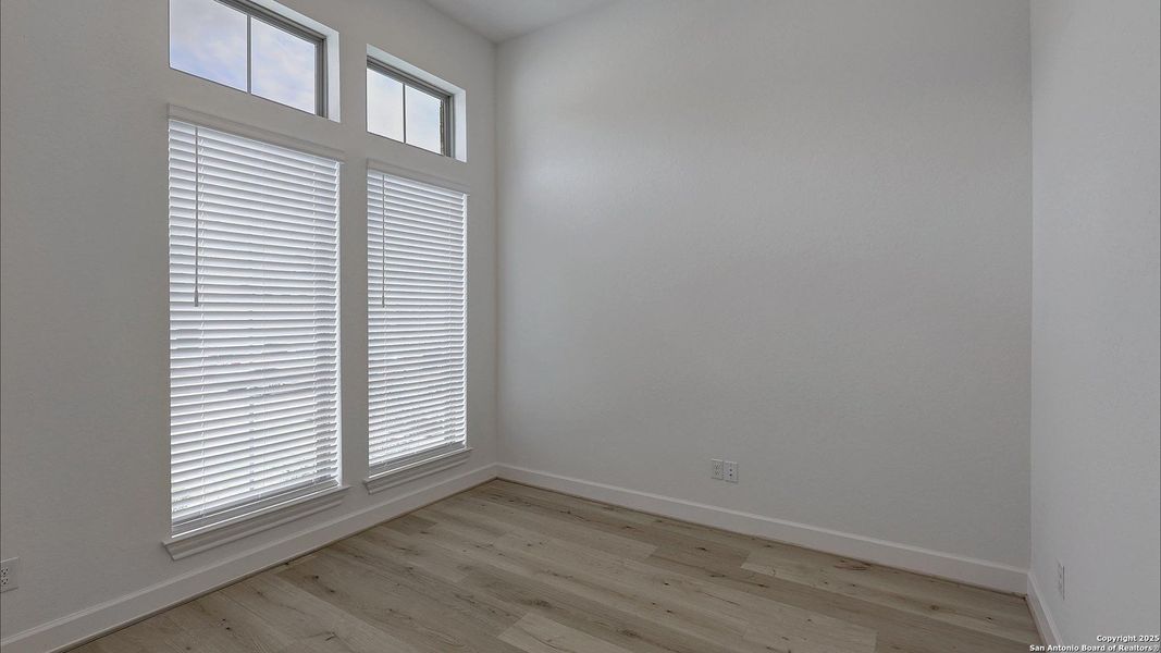 Spacious, unfurnished interior of a new home in The Dominion 70', San Antonio (Image 16).