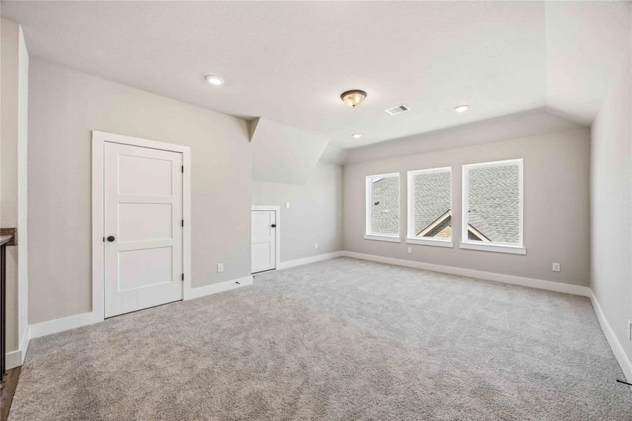 Spacious, unfurnished interior of a new home in Valencia, Manvel (Image 17).