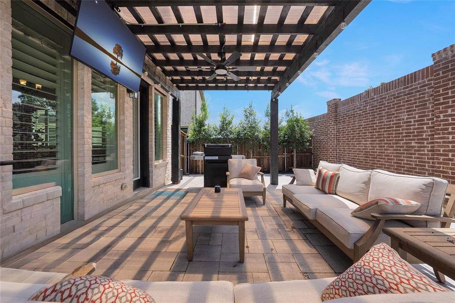 Exterior details and patio area of a home in , Irving (Image 20).