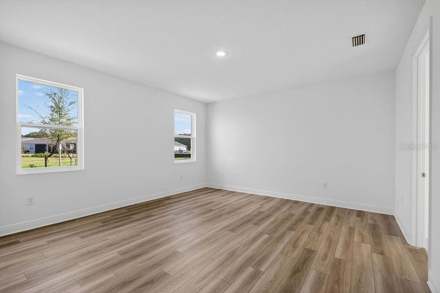 Spacious, unfurnished interior of a new home in Lakes of Mount Dora, Mount Dora (Image 29).