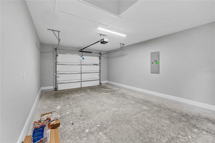 Spacious, unfurnished interior of a new home in , Lake Panasoffkee (Image 25).