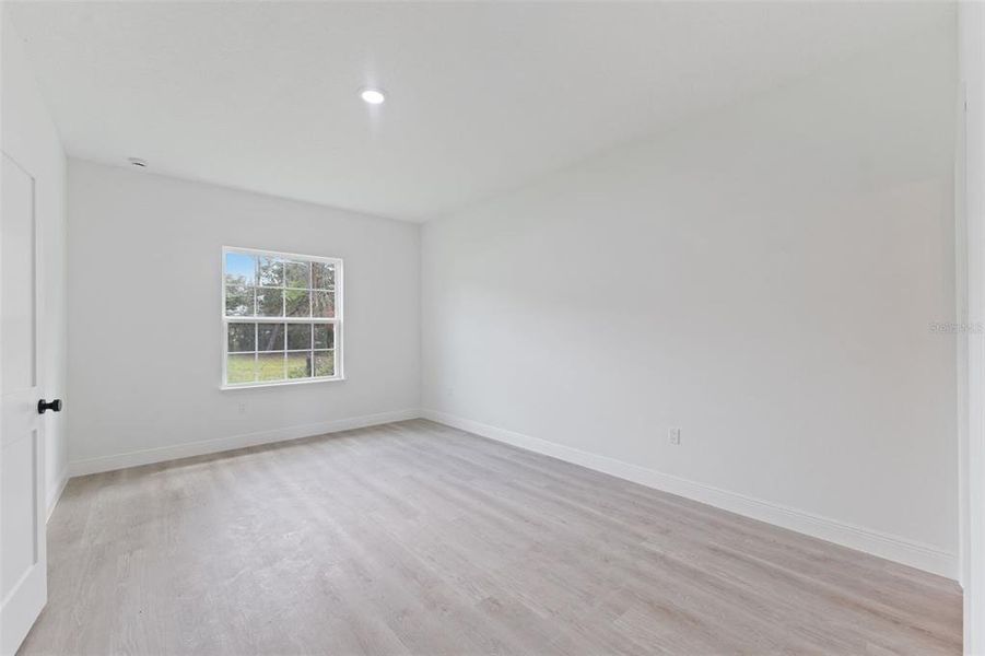 Spacious, unfurnished interior of a new home in , Ocala (Image 12).