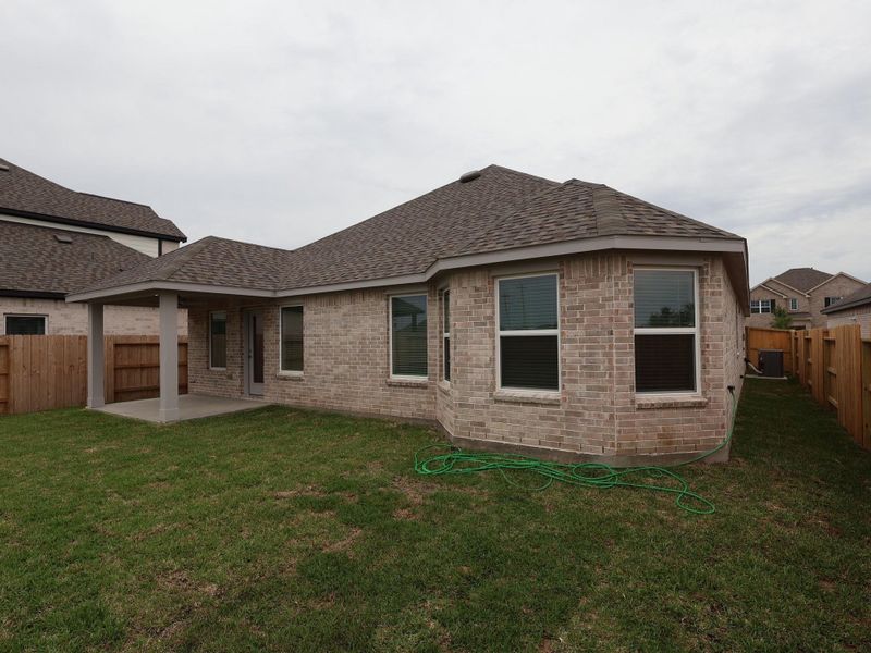 Exterior details and patio area of a home in Lago Mar, Santa Fe (Image 16).