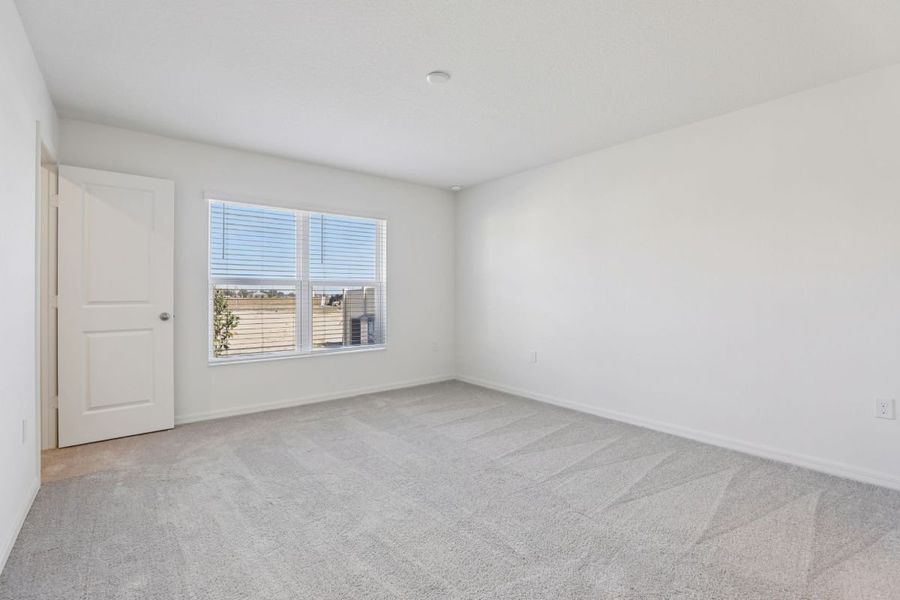 Spacious, unfurnished interior of a new home in Robins Run, Lake Wales (Image 4).