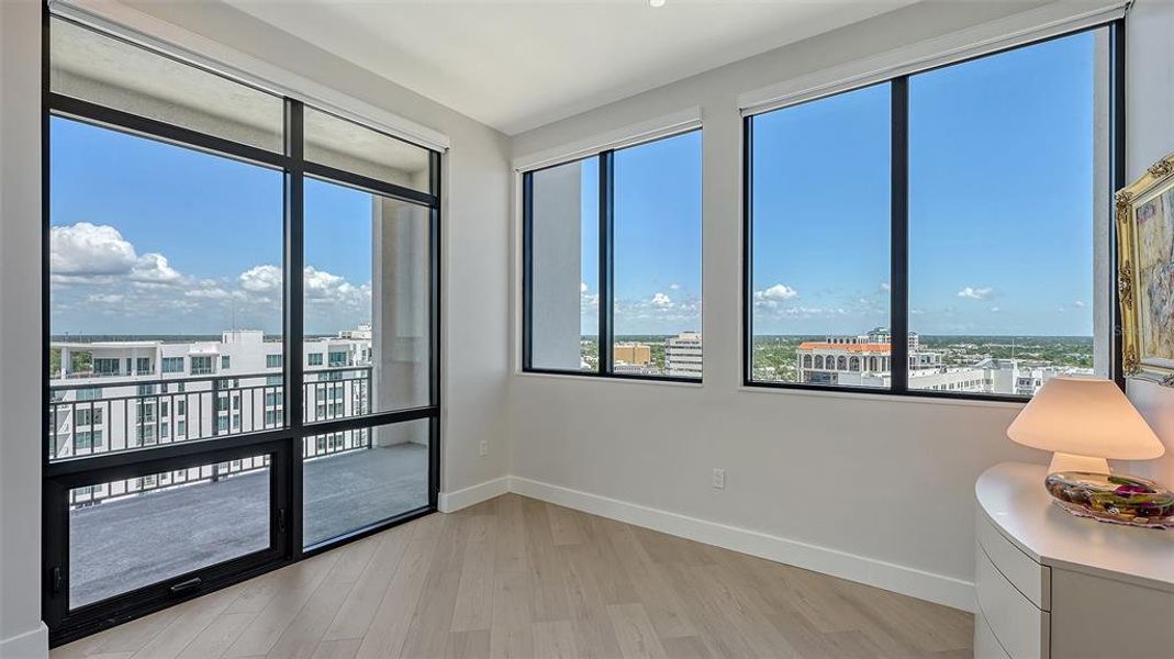 Spacious, unfurnished interior of a new home in , Sarasota (Image 19).
