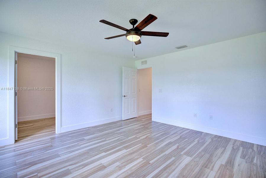 Spacious, unfurnished interior of a new home in , Sebring (Image 17).