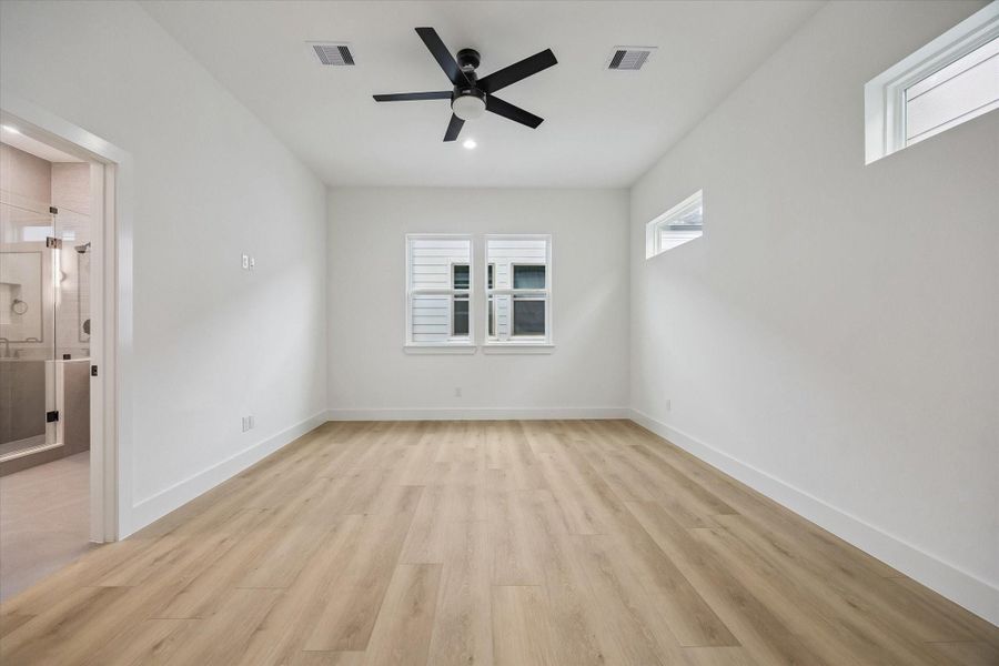Spacious, unfurnished interior of a new home in Thornton Oaks, Houston (Image 21).