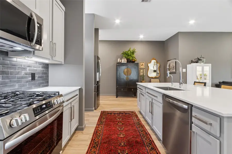 Gas range with upgraded backsplash