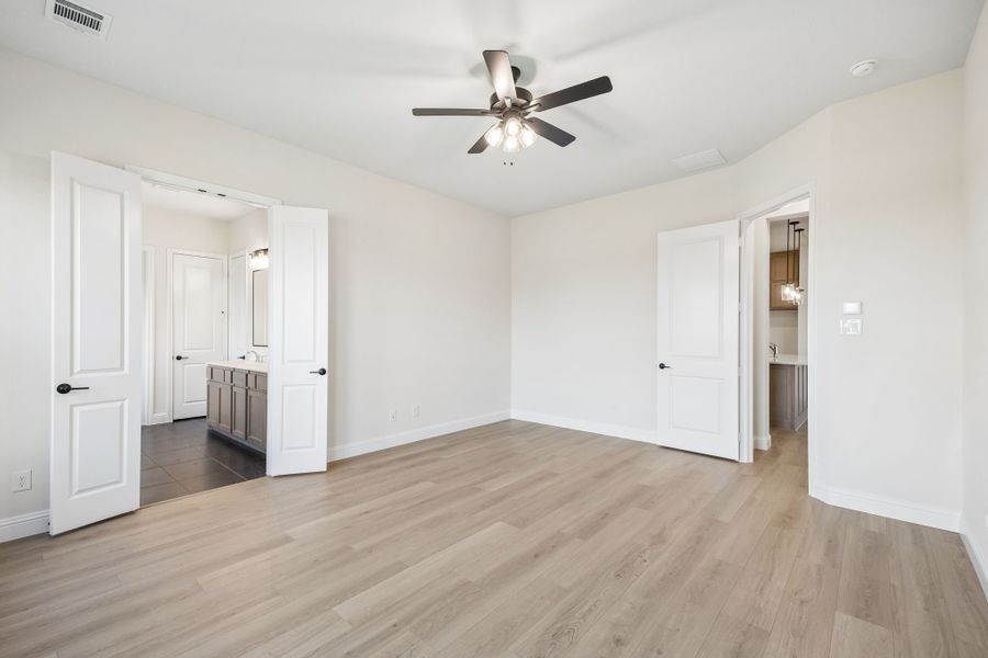 Spacious, unfurnished interior of a new home in Sheppard's Place, Waxahachie (Image 24). Spacious, unfurnished interior of a new home in Sheppard's Place, Waxahachie (Image 24).
