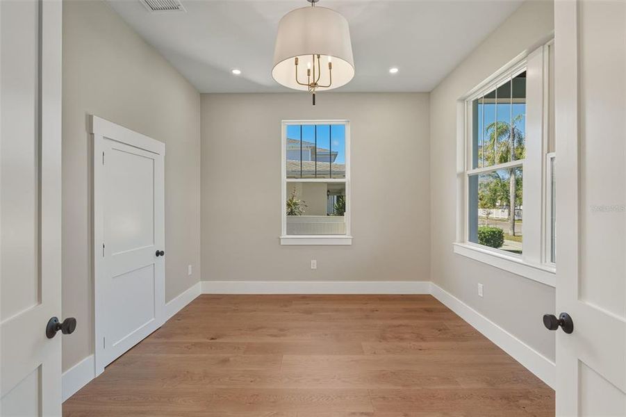 Spacious, unfurnished interior of a new home in , St. Petersburg (Image 25).