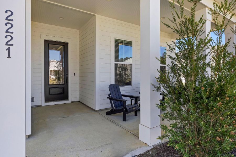 Exterior details and patio area of a home in , Hardeeville (Image 4).